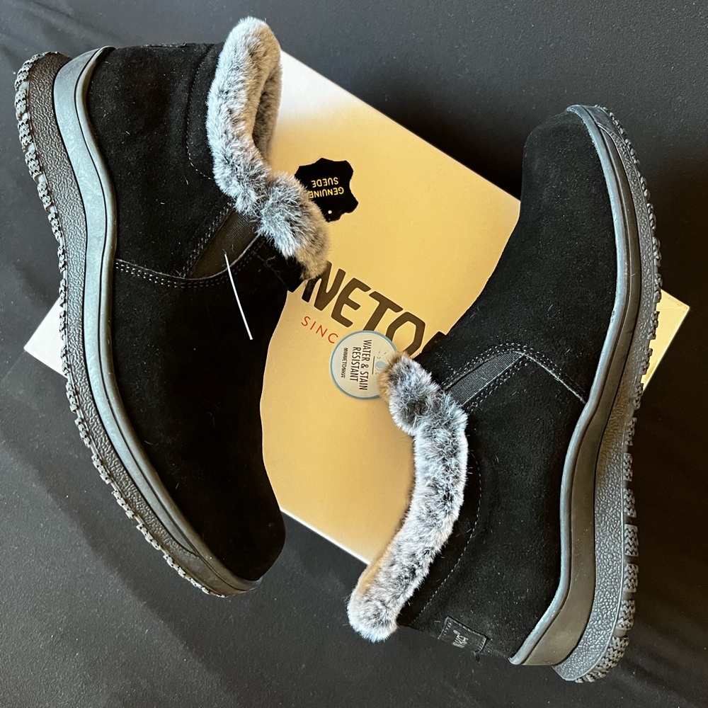 Minnetonka Black Suede wool lined Bootie, Size 10 New